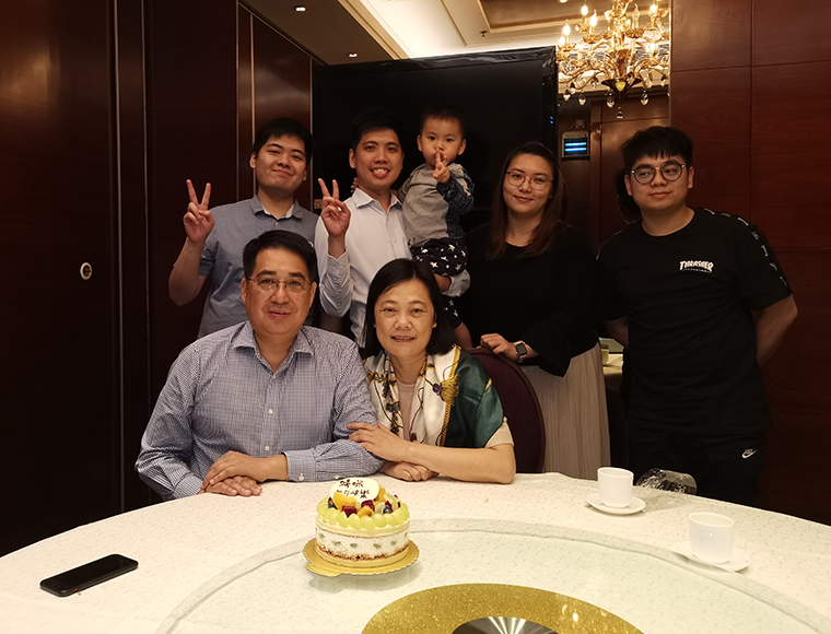 何健昌先生一家人合照.jpg